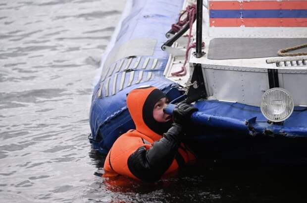 Автомобиль упал в реку в Даниловском районе на юге Москвы