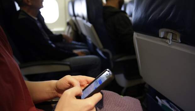 Авиакомпании объяснили, почему нельзя самостоятельно искать упавший в самолете телефон самолет, смартфоны