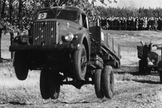 Как в СССР испытывали грузовые авто. Автопробеги, перегруз и прыжки