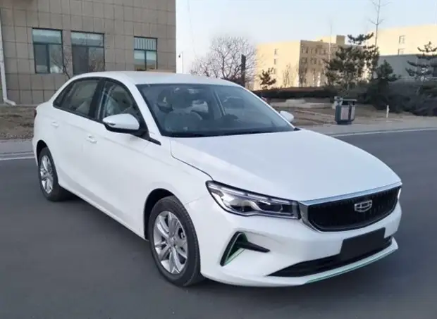 Расход 9,2 л метанола на 100 км. В Китае представлен необычный Geely Emgrand, работающий на спирте