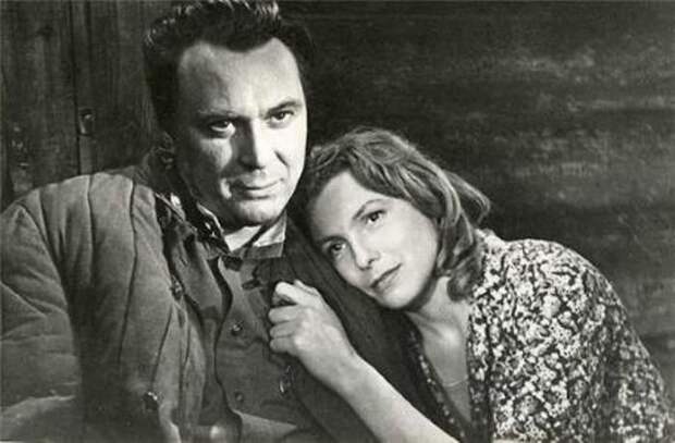 Вия Артмане и Евгений Матвеев в фильме *Родная кровь*, 1963 | Фото: biography-life.ru Вия Артмане и Евгений Матвеев в фильме *Родная кровь*, 1963 | Фото: biography-life.ru
