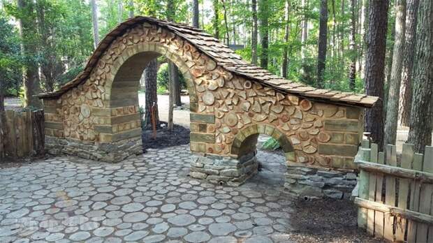 Простая технология строительства арки из поленьев и глины.