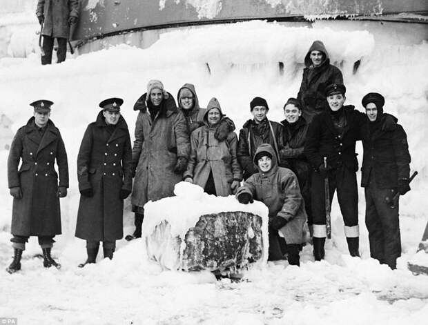 Несмотря на непогоду во время арктических конвоев в ноябре 1943 года, на лицах членов экипажа улыбки военное, военный корабль, исторические кадры, история, крейсер, редкие фото, фото