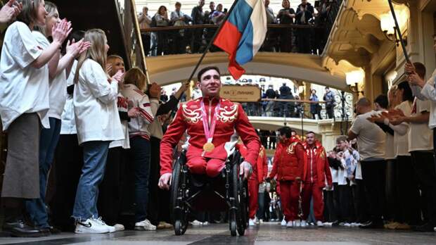 Российские паралимпийцы встретились с болельщиками на Красной площади