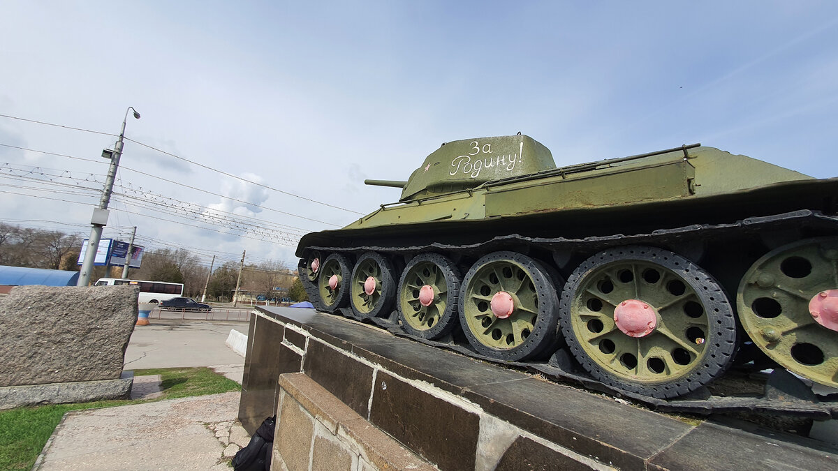 Танк Т-34 у проходных Волгоградского (Сталинградского) тракторного завода. Наши дни
