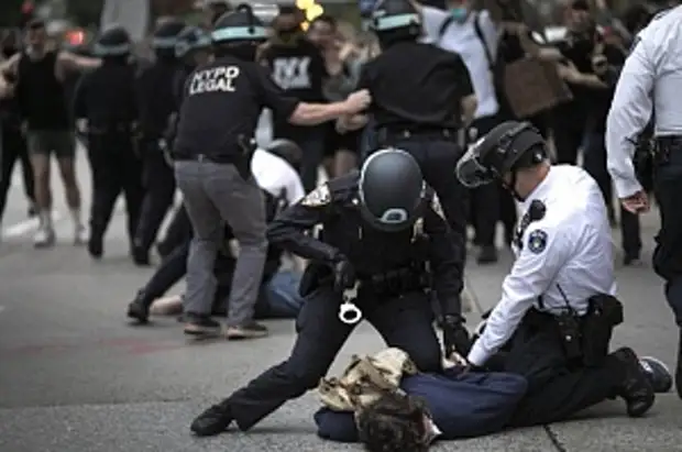 Защитники-убийцы Полицейские в США по-прежнему каждый день убивают