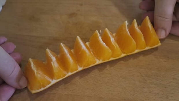Отличный способ очистить апельсин за десять секунд. Быстро и красиво!
