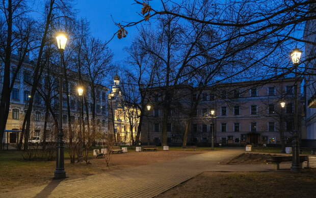 Дерптский сквер в Петербурге получил современное освещение