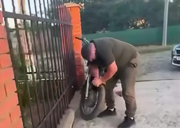 Сотрудник ТЦК обеспечил «тишину» в селе, проколов колеса мотоциклам, по приказу своей матери Сотрудник ТЦК обеспечил «тишину» в селе, проколов колеса мотоциклам, по приказу своей матери