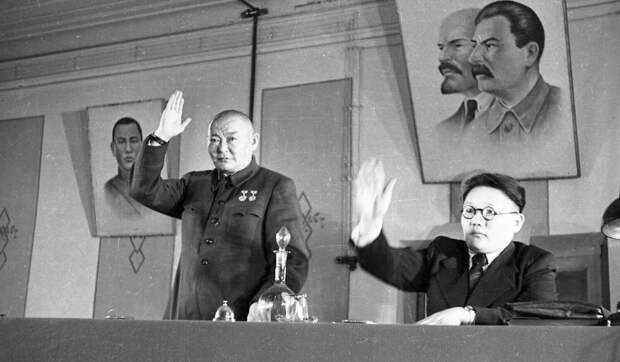 Маршал МНР Х.Чойбалсан (слева). Обратите внимание на портеры на стенах — монгольский и советские лидеры.
