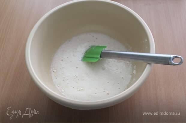 Сахар, 1-2 чайные ложки муки и дрожжи разводим в одном стакане воды, оставляем на 15 минут. Через 15 минут объем массы увеличится и вспенится.
