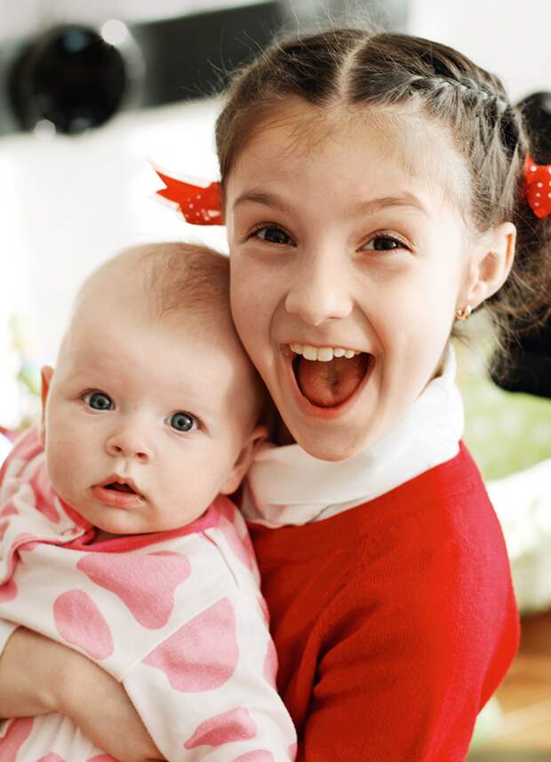 А ее младшие сестра Таисия и брат Арсений выступают героями ее клипов А ее младшие сестра Таисия и брат Арсений выступают героями ее клипов