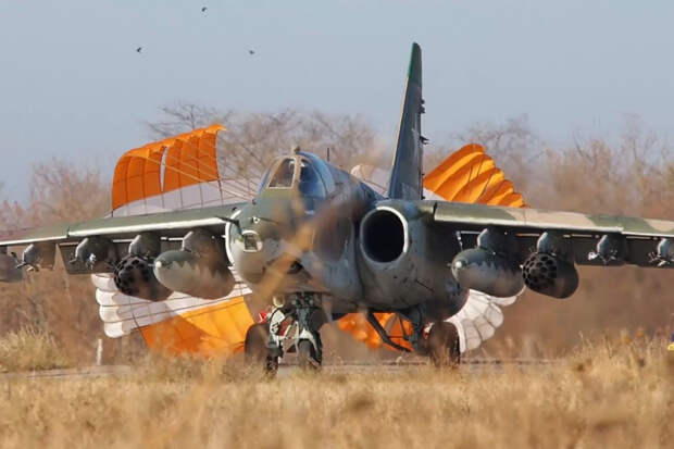 Экипажи штурмовиков Су-25 нанесли ракетные удары по бронетехнике и личному составу ВСУ в приграничных районах Курской области