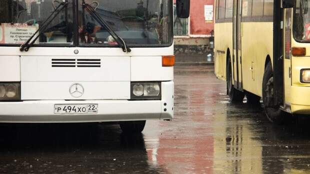 В Барнауле водитель автобуса приостановил поездку, чтобы сбегать за сигаретами