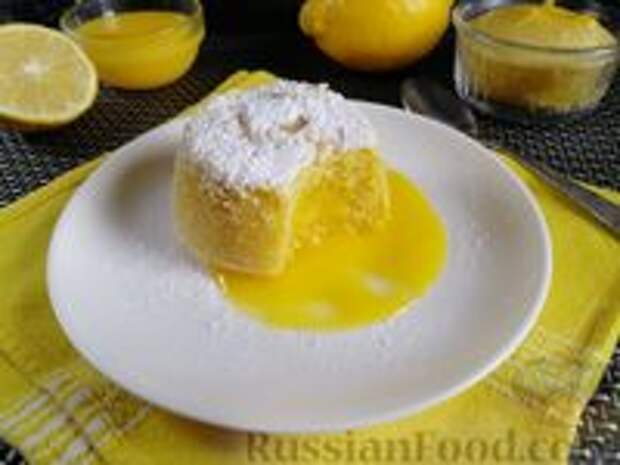 Фото к рецепту: Кексы с жидкой лимонной начинкой