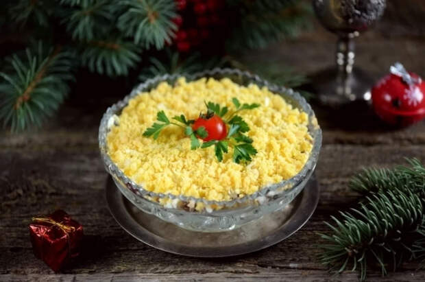 Диетолог Поляков сказал, сколько можно доедать новогодние салаты