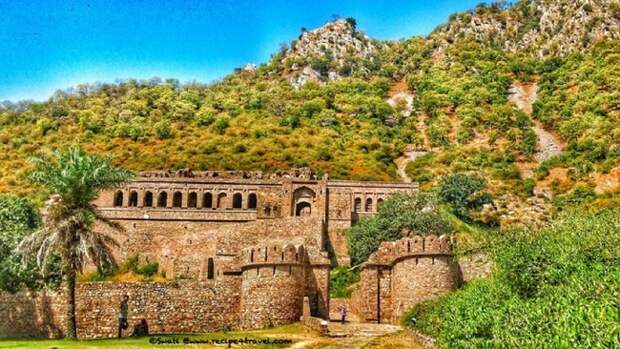 Остатки форта Бхангар, построенного в 16 веке в штате Раджастан давно прозвали 