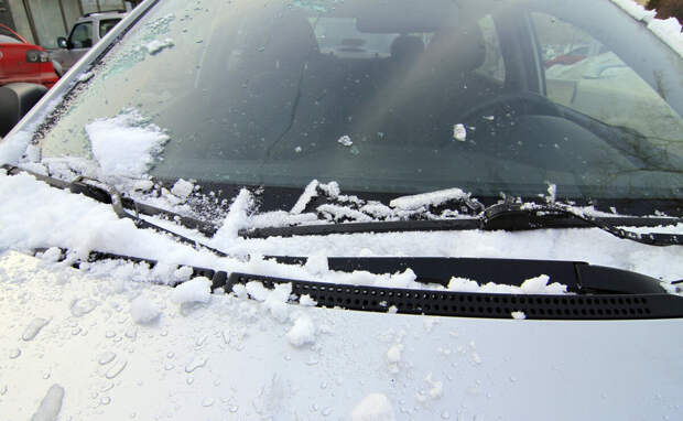 Хитрости водителей, позволяющие избежать обледенения стёкол при стоянке автомобиля