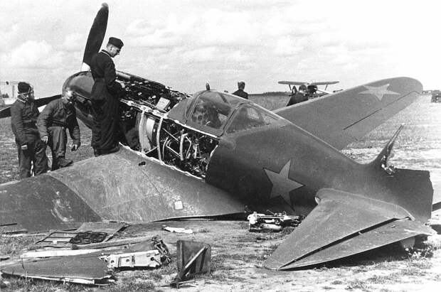 Немцы осматривают подбитые советские истребители. 1941 г. (https://clck.ru/sNxWd)