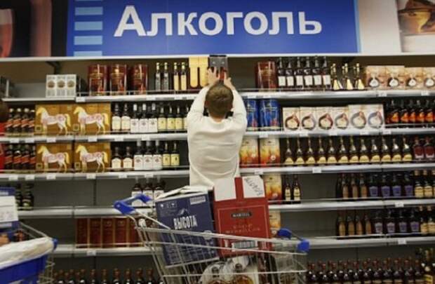 Значит, будем пить: горожане устроили давку из-за списанного в магазине алкоголя