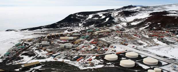 Мак-Ме́рдо — американская антарктическая станция, неформальная столица Антарктиды, крупнейшее поселение, порт, транспортный узел и исследовательский центр в Антарктике. Принадлежит Антарктической программе США, но обслуживает также станции и исследовательские программы других государств. Находится на самом юге полуострова Хат-Пойнт острова Росса, рядом с ледником Росса, в новозеландской зоне территориальных претензий. На станции живёт около 1300 человек круглогодично