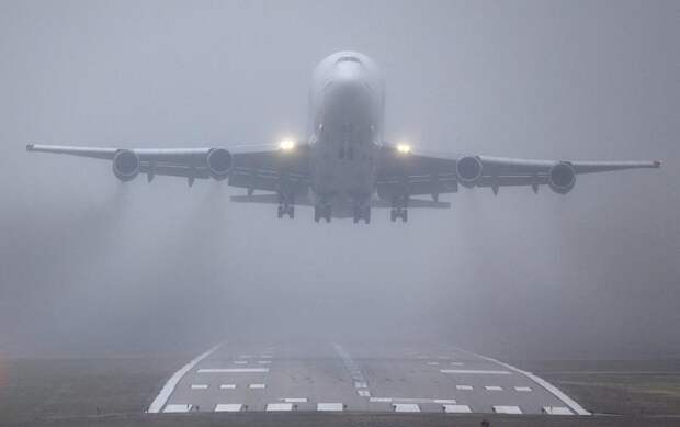 Посадка самолёта в густом тумане.