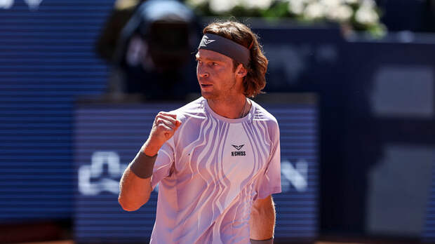 Рублёв победил Махача и вышел в 1/4 финала турнира в Барселоне