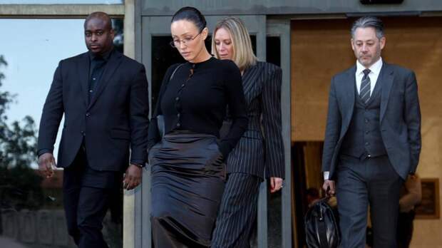 Наряд Бьянки Цензори на суде по делу ее мужа удивил общественность