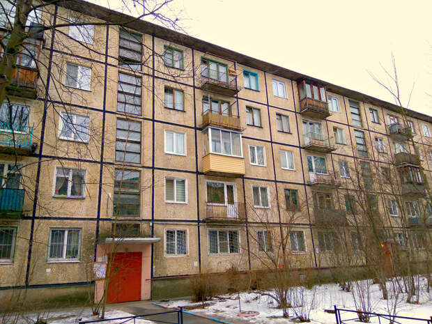 Типовой дом времён СССР,  так называемая "хрущевка"