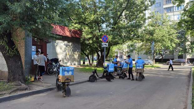 Такое соседство нервирует жителей. Фото: Михаил Подобед