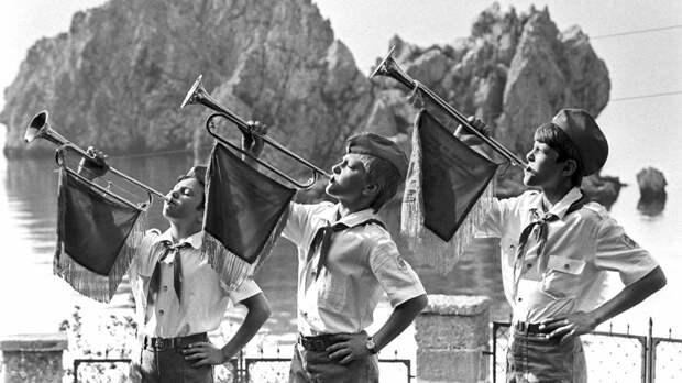 Июньский хронограф: российские Гольштейн-Готторпы, латышские стрелки и столетняя история пионерлагеря «Артек»