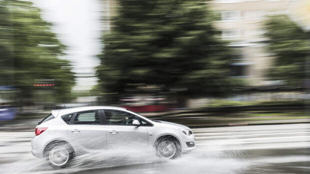 Автоэксперт Баканов назвал гидроудар главной опасностью при езде по лужам