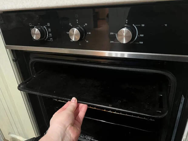 Насыпьте 2 ложки на противень: духовка с легкостью отмоется паром без химии и скребков