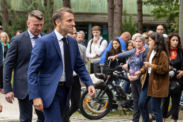 "Это тяжёлое поражение Макрона": В штабе Соцпартии Франции первые результаты выборов встретили тишиной