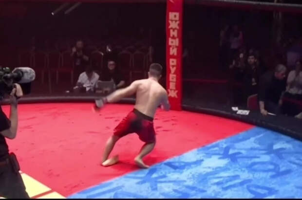 Боец ММА получил страшную травму ноги, празднуя победу