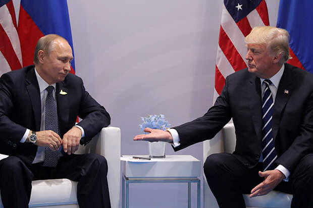 Первая встреча Дональда Трампа и Владимира Путина состоялась 7 июля 2017 года на полях саммита G20 в Гамбурге. Президенты обсудили Сирию и Украину, обвинения России во вмешательстве в американские выборы и пути улучшения отношений. Трамп назвал встречу «грандиозной»