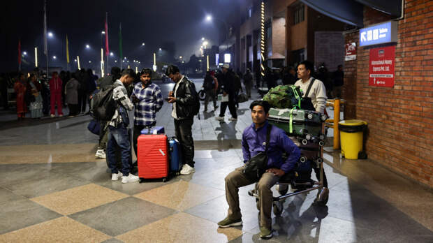 Люди оказались «в западне» в аэропортах на фоне ситуации на Ближнем Востоке