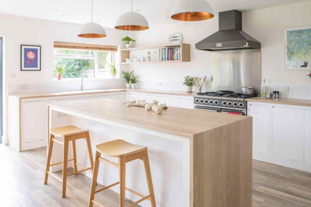 столешница из светлого дерева в дизайне белой кухни 
