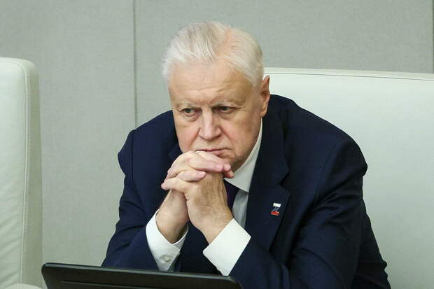 Миронов предложил во время парада Победы бросить немецко-фашистские стяги к Мавзолею