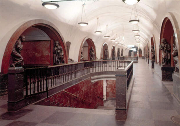 Станция метро Площадь Революции