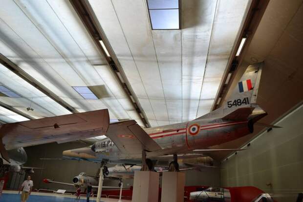 А что в качестве F-86K мне понравилось, так это отсутствие регулировочных пластин на задних кромках крыла. На МиГ-15 и других наших самолетах с их помощью боролись с «валежкой» – непроизвольным стремлением самолета войти в крен, возникавшим на больших скоростях из-за несимметричности его обводов. Значит, они выполнялись лучше.