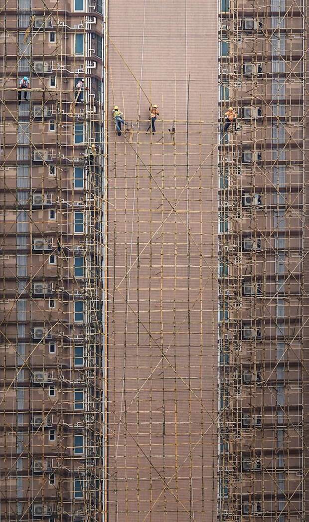 2. "Бамбуковые ткачи". Рабочие устанавливает строительные леса из бамбука для ремонта фасада здания гонконг, иной взгляд, крыша, крыши зданий, повседневная жизнь, повседневность, фотограф, фотопроект