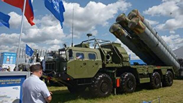 Пусковая установка зенитно-ракетного комплекса С-400 Триумф на Международном авиационно-космическом салоне МАКС-2017