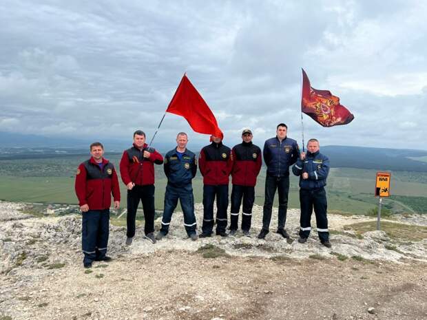 Крымские спасатели установили Знамя Победы на горных вершинах полуострова