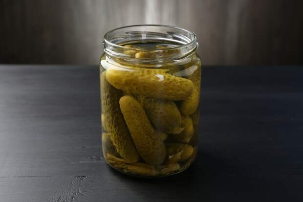 Россиянин нашел червей в маринованных огурцах