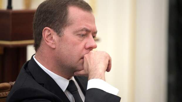 Все продадим и заживем счастливо, работая 4 дня: Медведев готовится в президенты - политолог