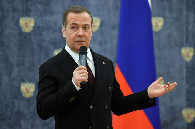 Медведев пожелал здоровья и успехов всем защитникам Отечества