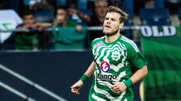 Тренер «Ариса» решил вернуть капитанскую повязку Кокорину, которому он проиграл спор