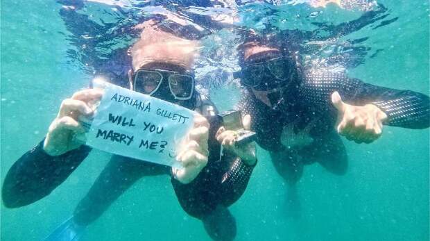 Фронтмен Metallica Джеймс Хэтфилд сделал предложение возлюбленной под водой: смотрим фото невесты