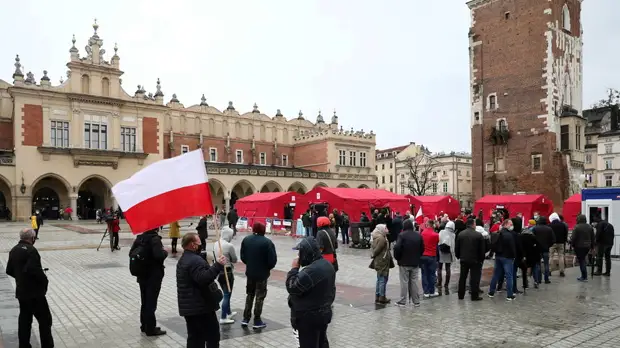 В Польше противникам вакцинации запретят носить военную форму